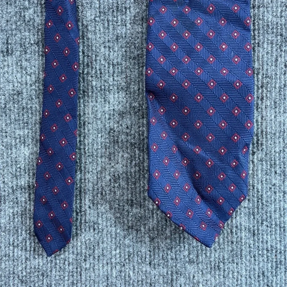 Brooks Brothers Basics Navy Blue Silk Tie Red Diamond Herringbone USA Made
